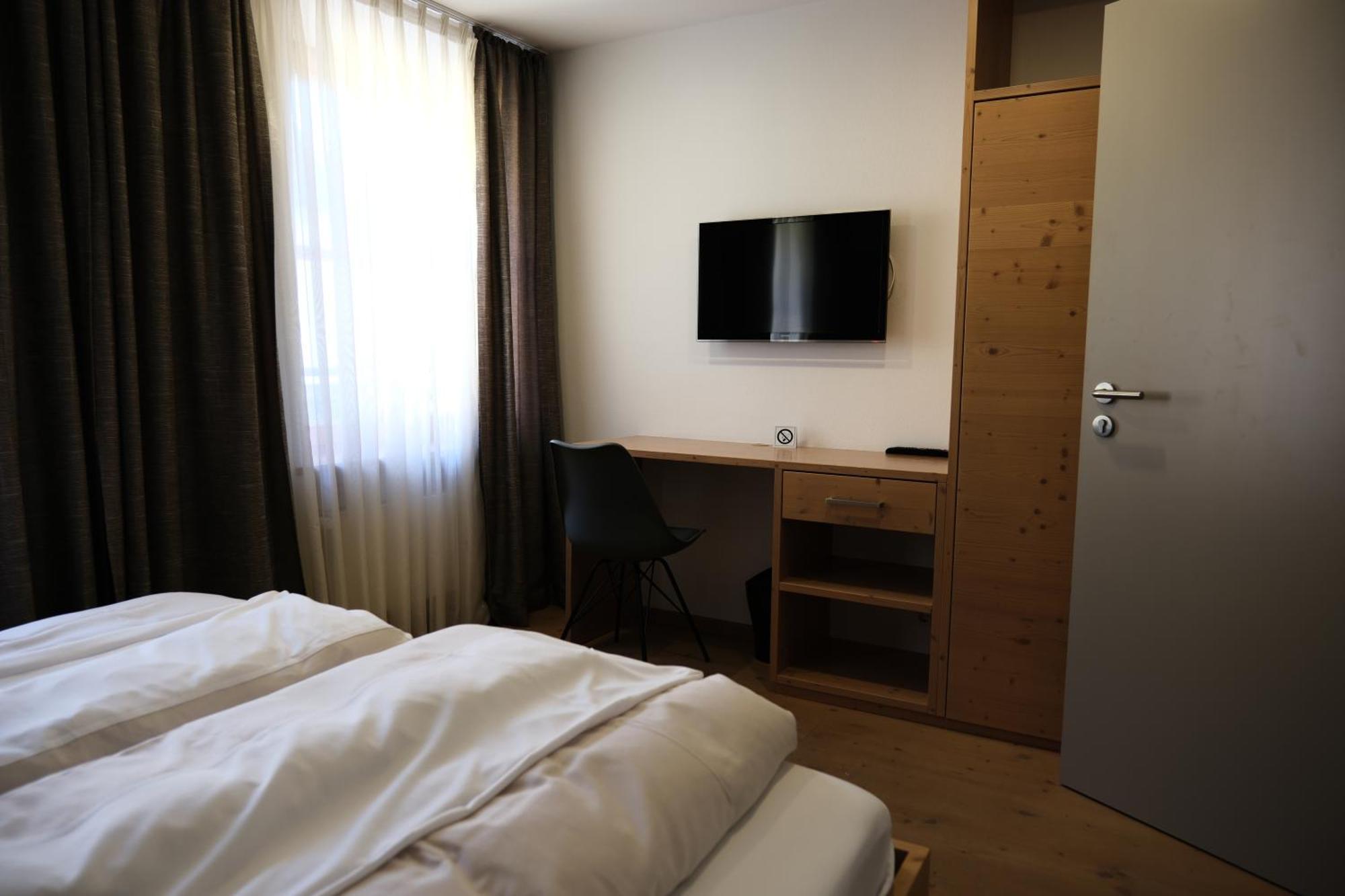 "Beim Butz" Hotel Worth an der Donau Bagian luar foto