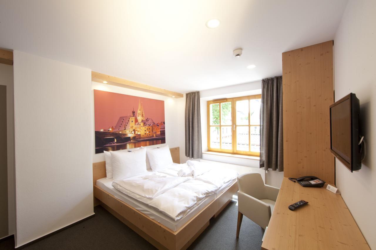"Beim Butz" Hotel Worth an der Donau Ruang foto